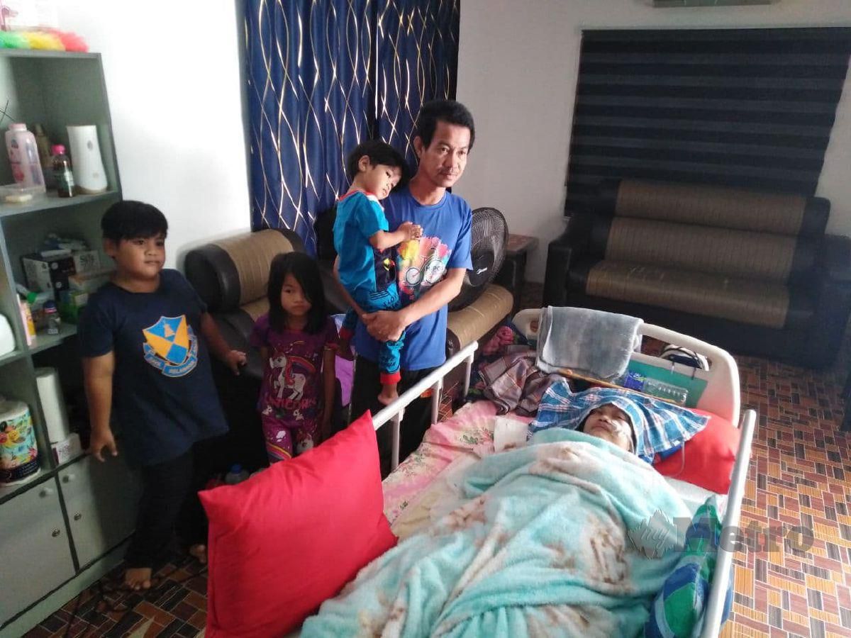 NIZAM bersama anak melihat keadaan Nur Jannah yang terlantar selepas kemalangan. FOTO Amirul Aiman Hamsuddin