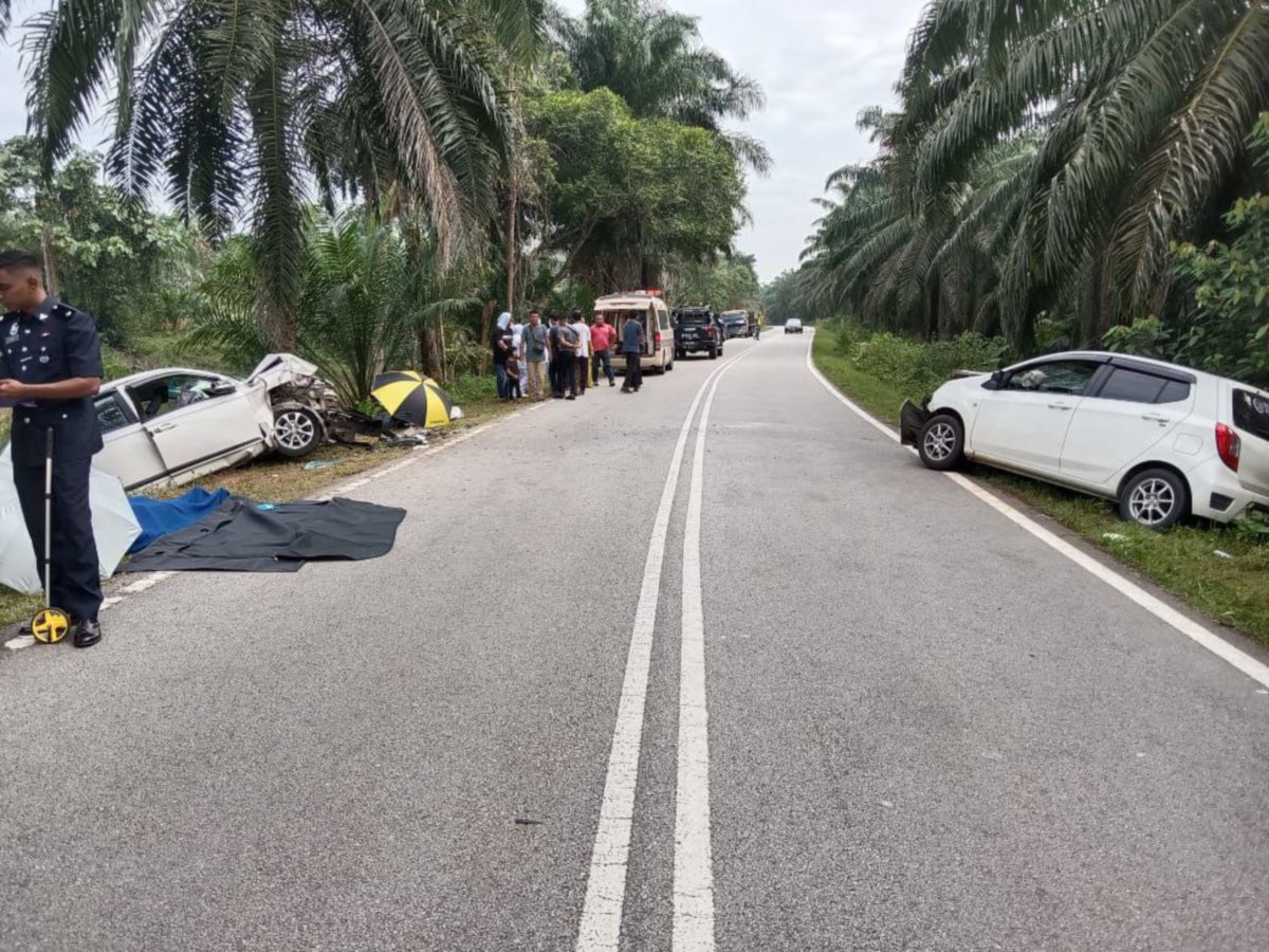 DUA maut dalam kemalangan membabitkan dua kenderaan di Jalan Kampung Salong-Chini, Pekan. FOTO ihsan PDRM