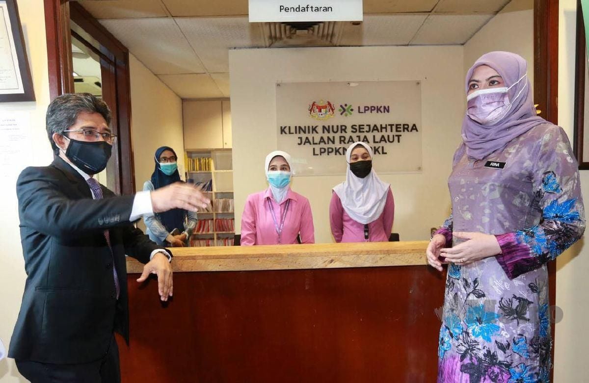 RINA diberi peneranganoleh Ketua Pengarah LPPKN Abdul Shukur Abdullah ketika melawat Klinik Nur Sejahtera. FOTO Fathil Asri