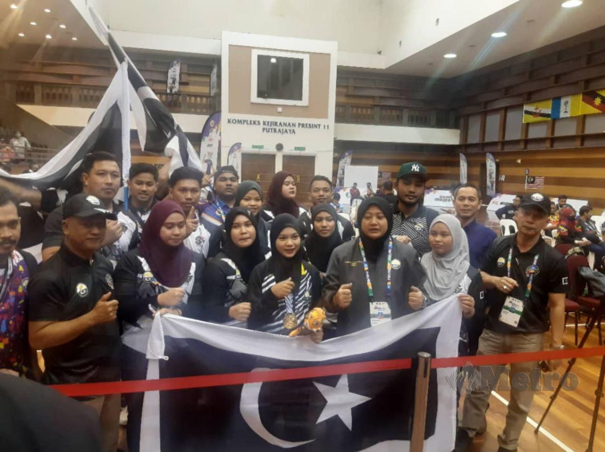 NURUL Afiqah (tengah) meraikan kejayaan memenangi pingat emas bersama kontinjen Terengganu.