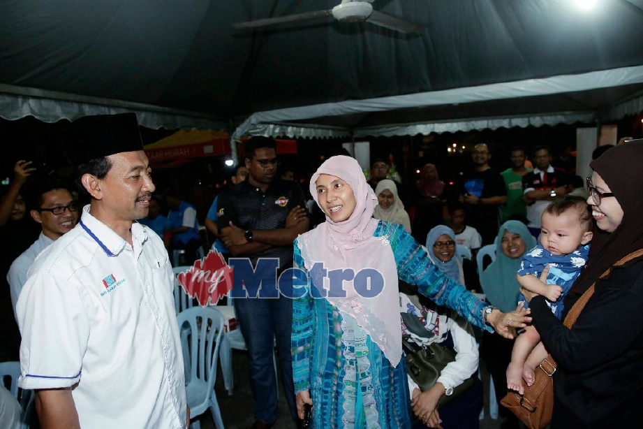 Nurul Izzah bersama Mohd Zawawi beramah mesra bersama orang ramai. FOTO Syarafiq Abd Samad