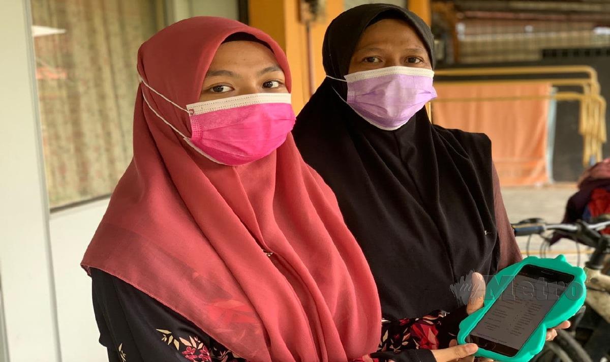 NURUL Firzannah bersama ibunya menunjukkan keputusan SPM diperolehi di Kampung Tanjung Medan, Parit. FOTO Noor Hidayah Tanzizi.