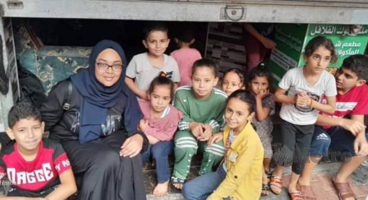 NURUL Ain bersama kanak-kanak di Gaza. FOTO Ihsan keluarga Nurul Ain Haron
