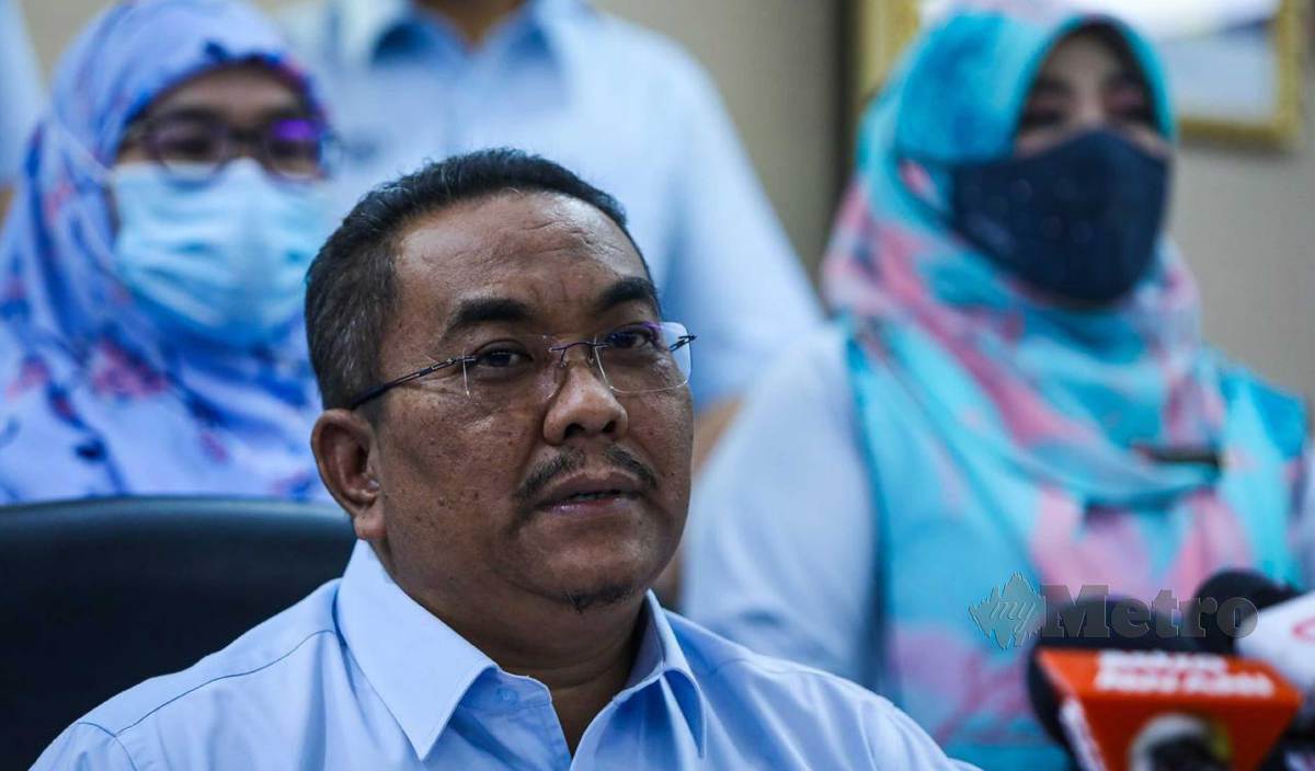 MUHAMMAD Sanusi ketika sidang media selepas mempengerusikan mesyuarat exco di Pejabat Daerah Yan.  FOTO Luqman Hakim Zubir