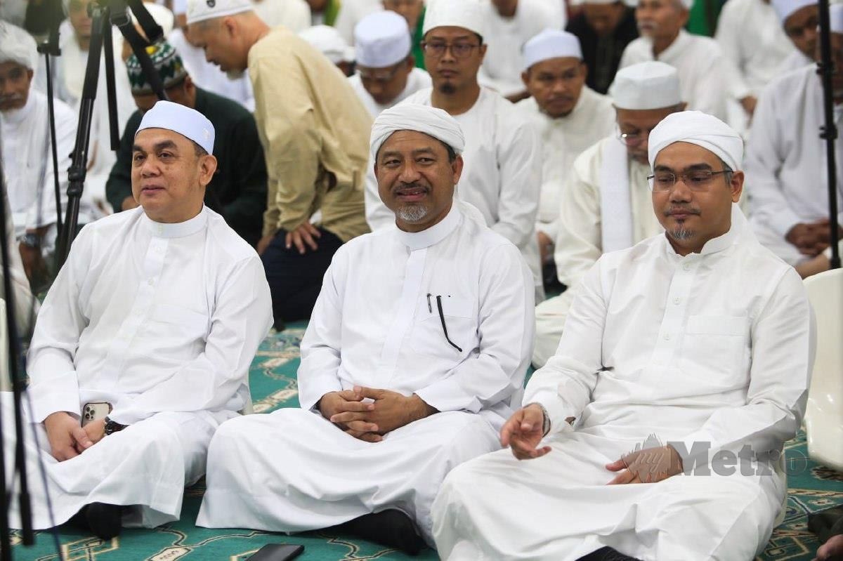 MOHD Nassuruddin (tengah) bersama jemaah hadir pada Majlis Sambutan Maulidur Rasul di Masjid Pondok Pasir Tumboh, di sini, hari ini. FOTO Nik Abdullah Nik Omar