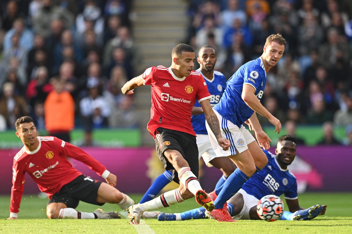 Penyerang Manchester United, Mason Greenwood (tengah) meledak gol menarik ketika menentang Leicester. FOTO AFP