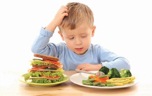 LAMBAKAN makanan segera lebih menarik minat kanak-kanak berbanding sayur dan buah-buahan.