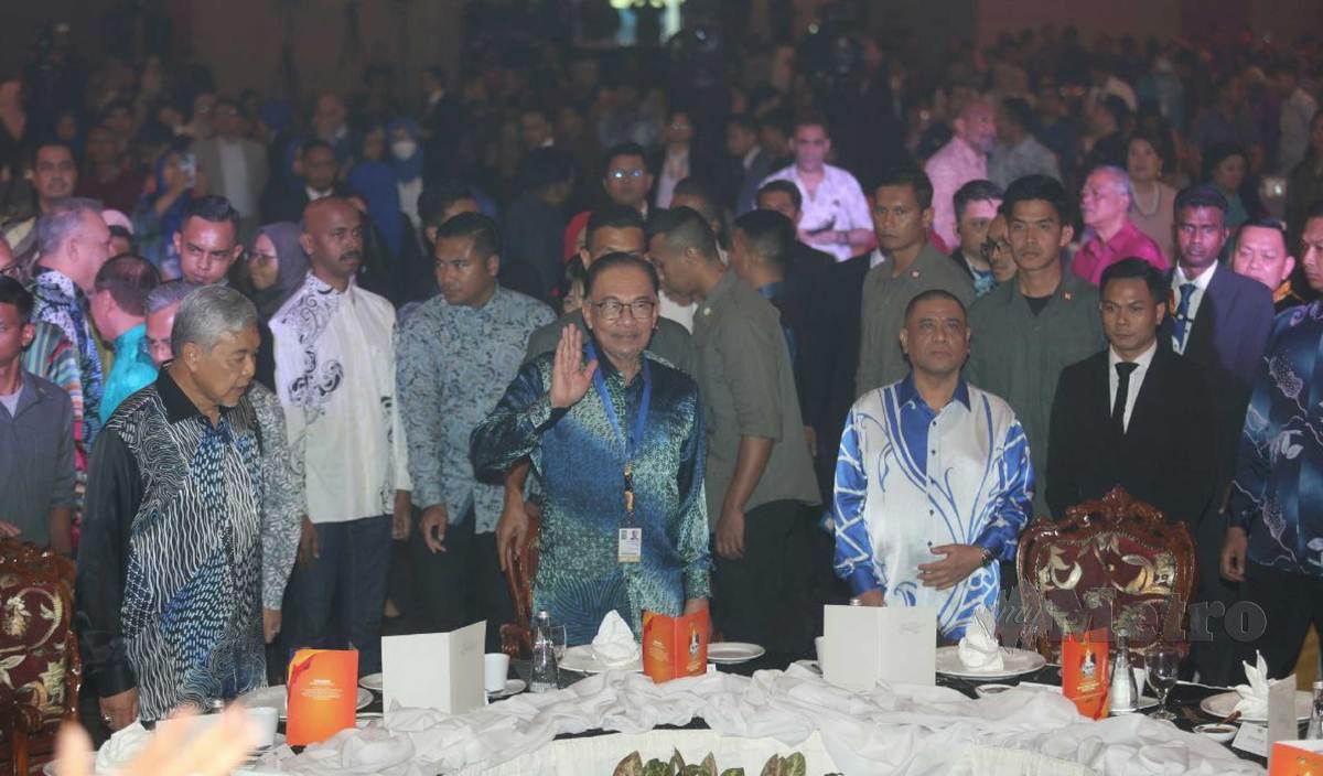 ANWAR (tengah) hadir pada Majlis sambutan Hari Wartawan Nasional (Hawana) 2023 yang berlangsung di Ipoh. FOTO L.Manimaran