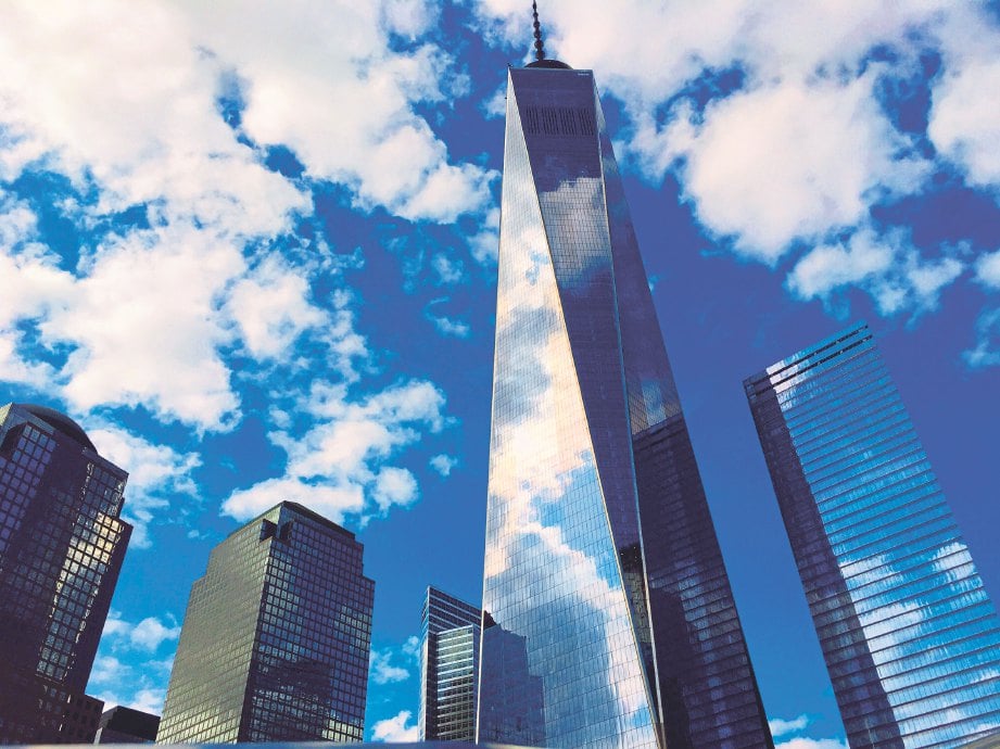 KEMEGAHAN World Trade Centre di tengah-tengah bangunan pencakar langit.
