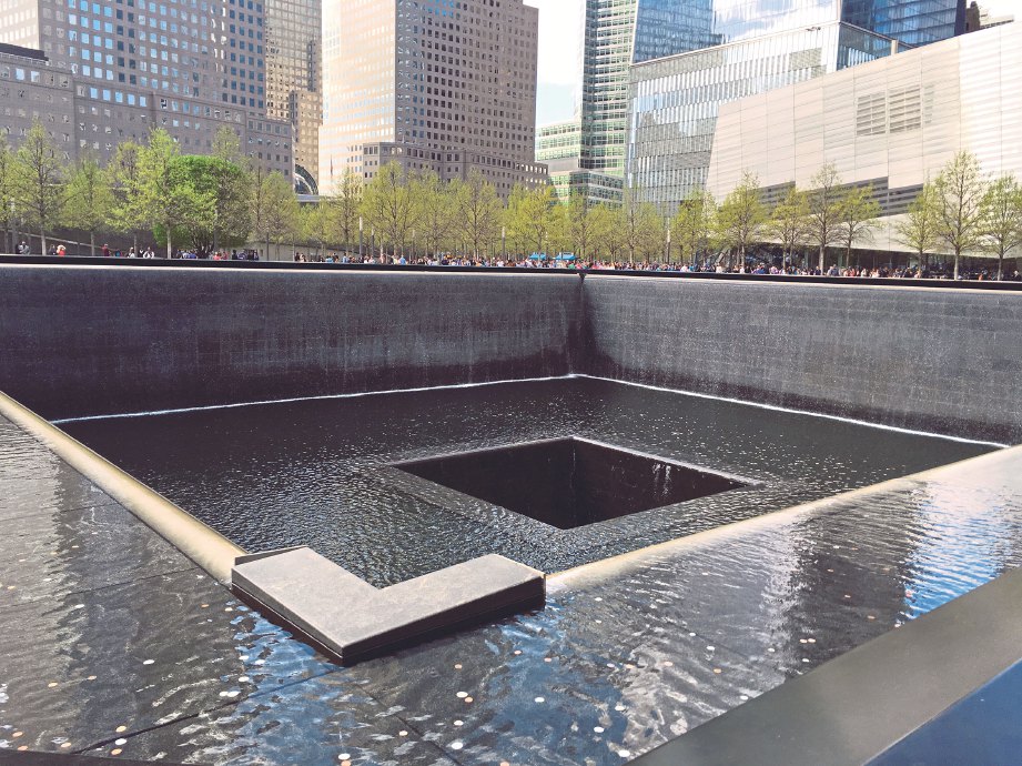 KOLAM peringatan mangsa tragedi serangan di World Trade Center.