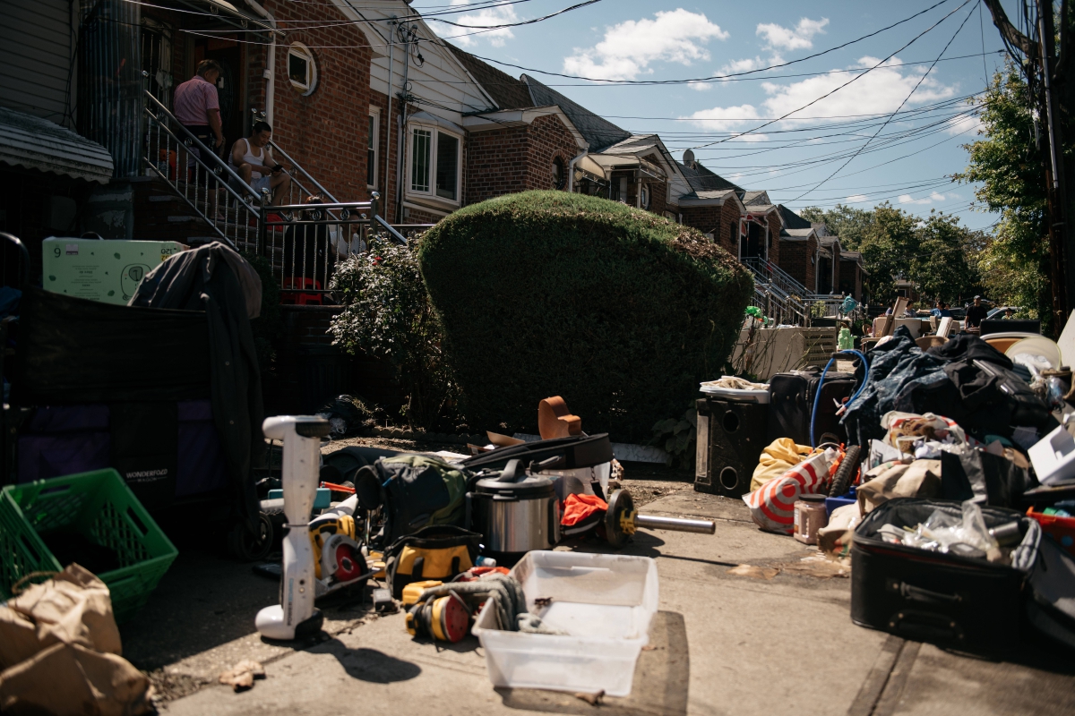 PENDUDUK New York membersihkan rumah selepas angin kencang dan hujan lebat merosakkan perabot dan kelengkapan rumah. FOTO AFP 