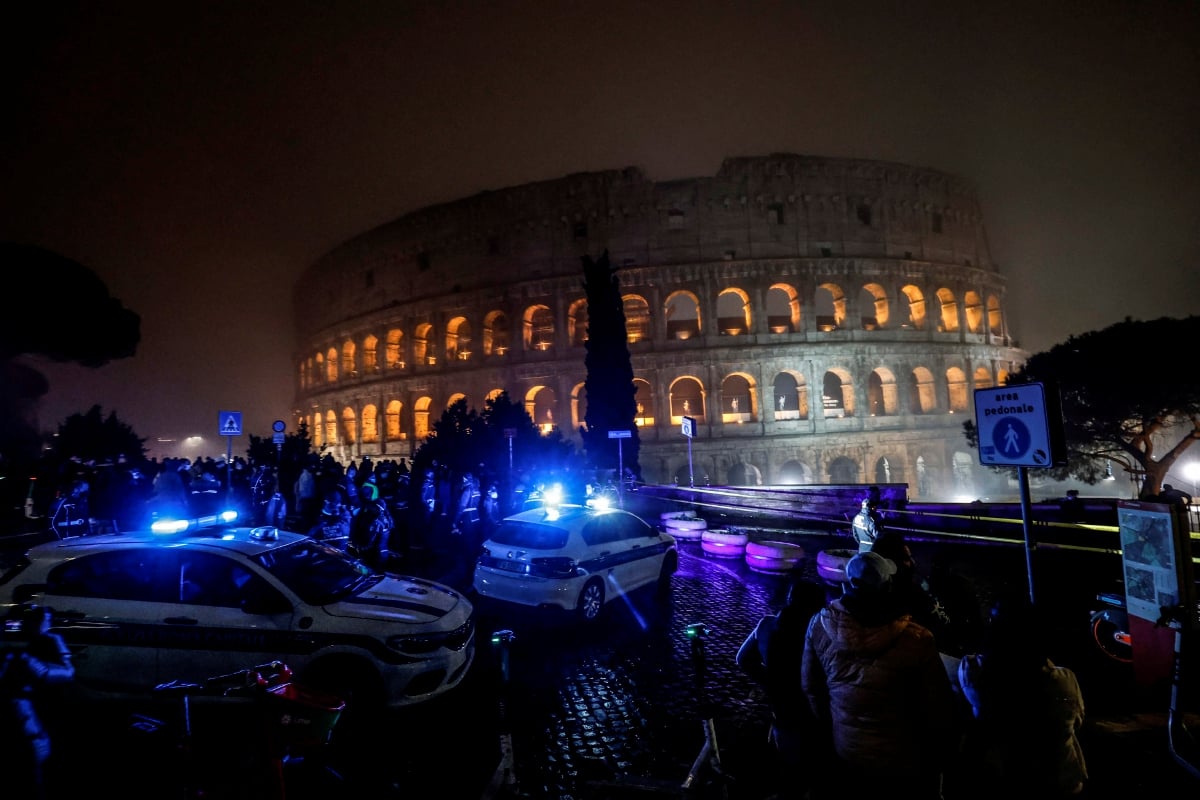 POLIS menutup laluan di Colosseum, Rom, ketika malam tahun baharu. FOTO EPA 