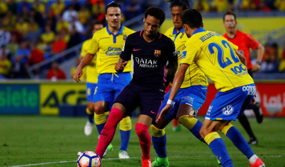 NEYMAR (tengah) dikawal ketat tiga pemain Las Palmas. FOTO Reuters