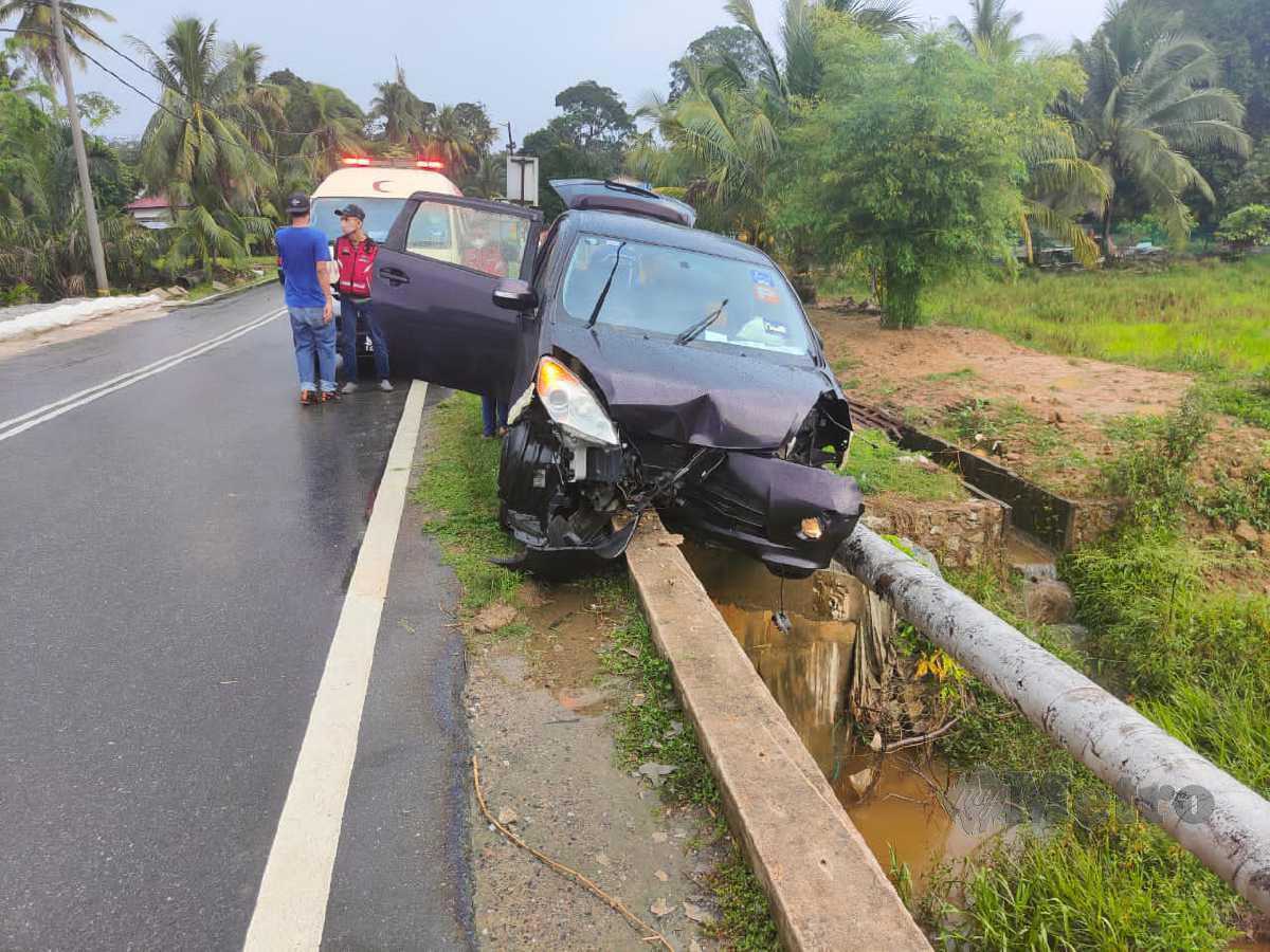 KEADAAN Perodua Alza yang tersangkut di antara jambatan dan paip air selepas terbabas. FOTO ihsan polis 