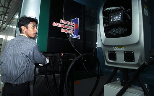 AHMAD Izhar menunjukkan pengecas yang digunakan untuk mengecas bateri BRT.