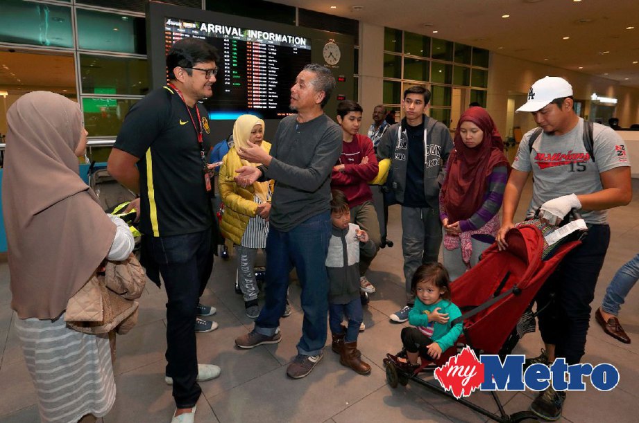 Ketua Pegawai Eksekutif AirAsia X, Benyamin Ismail (dua dari kiri) bertanya khabar kepada Rasol Abu Bakar dan keluarganya yang terlibat dalam kejadian kebakaran di Clifton Christchurch, New Zealand tiba di klia2. FOTO AHMAD IRHAM MOHD NOOR