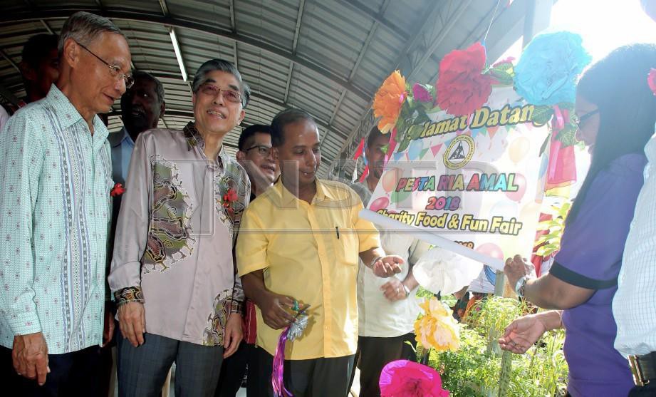M Kulasegaran (tiga kiri) merasmikan Pesta Ria Amal 2018. FOTO L Manimaran