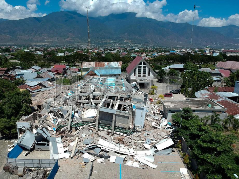 HOTEL di Palu yang runtuh akibat gempa bumi. FOTO AFP