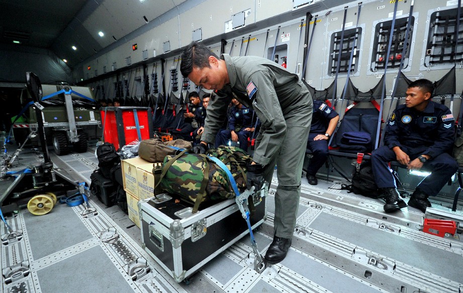 ANGGOTA TUDM Load Master Mohd Azril Mohd Ayob melakukan persiapan sebelum berlepas ke Sulawesi, Indonesia bagi Misi Bantuan Kemanusiaan menggunakan pesawat A400M dari Pangkalan Udara Subang. FOTO Bernama