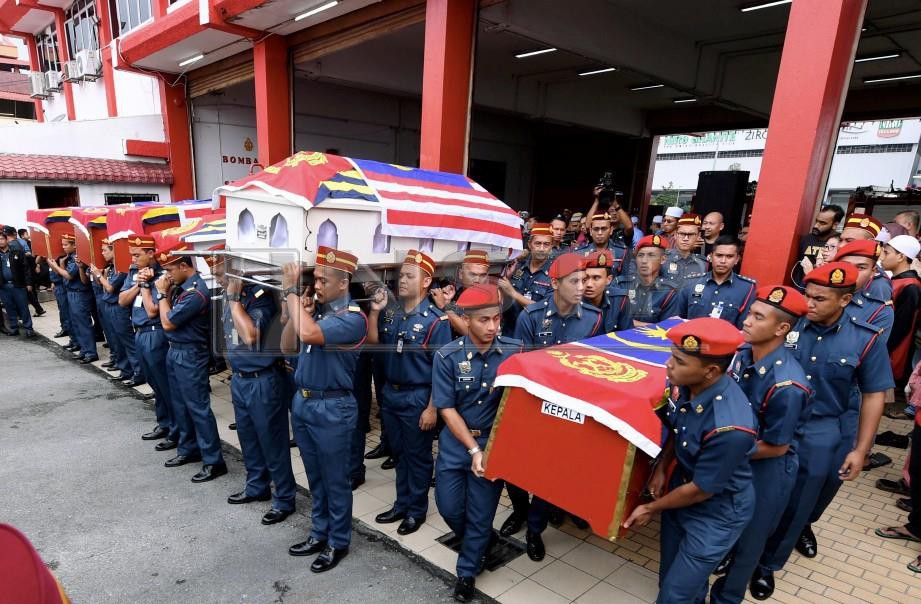 JENAZAH enam anggota Bomba Dan Penyelamat diberi penghormatan terakhir selepas disembahyangkan di Balai Bomba dan Penyelamat Seksyen 15, Shah Alam, sebelum dikebumikan di kampung halaman masing-masing. FOTO Bernama