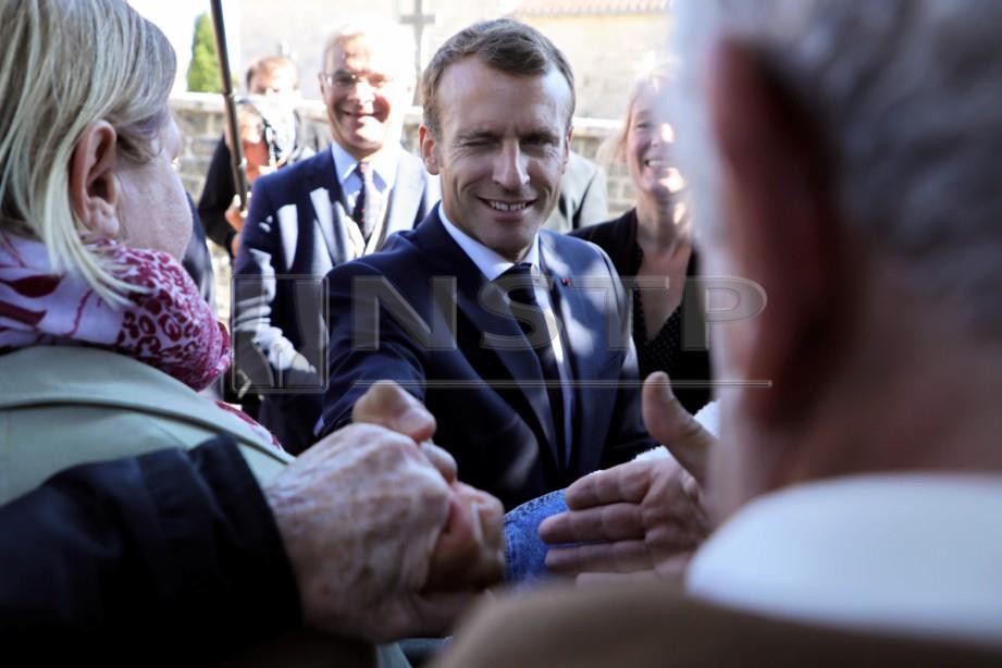 MACRON (tengah) bertemu orang ramai di  Colombey-les-deux-Eglises. FOTO AFP
