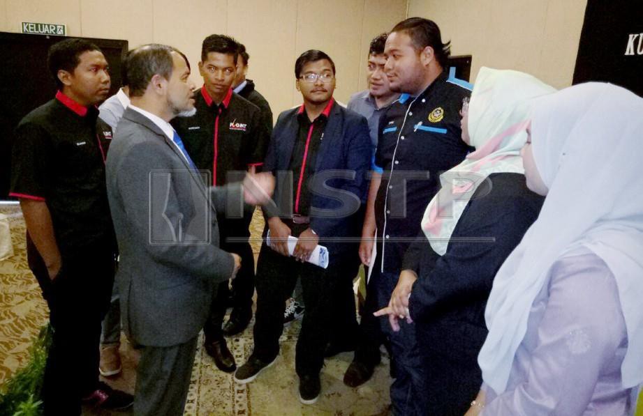 MOHD Nurkhuzaini (dua kiri) bermesra dengan sebahagian usahawan selepas merasmikan majlis penutup kursus rancangan perniagaan Program Usahawan Graduan Terengganu (PUGT). FOTO Baharom Bakar