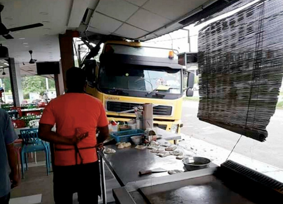 KEADAAN treler merempuh restoran di Gemas. FOTO ihsan pembaca