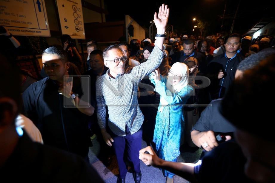 ANWAR bersama isterinya yang juga Timbalan Perdana Menteri,Datuk Seri Dr Wan Azizah Wan Ismail meninggal dewan selepas diumum menang. FOTO Hazreen Mohamad