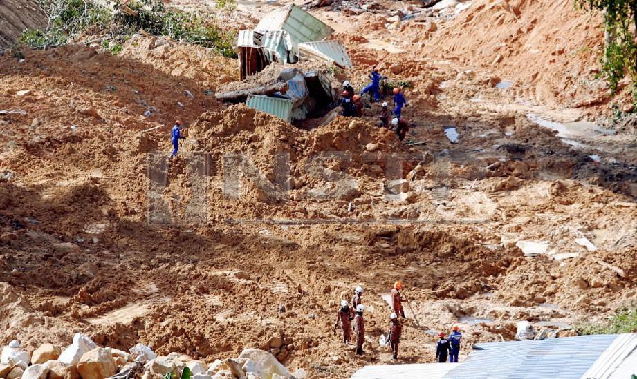 PASUKAN Mencari dan Menyelamat Khas Malaysia (SMART) bersama pasukan Bomba meneruskan operasi mencari dan menyelamat mangsa. FOTO Ramdzan Masiam