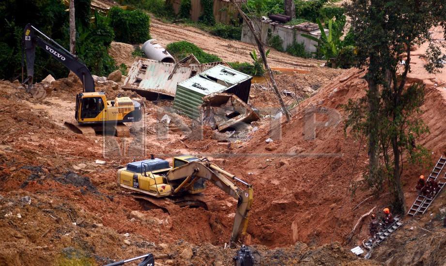 RUNTUHAN tanah yang berlaku di Bukit Kukus, Paya Terubong. FOTO arkib NSTP