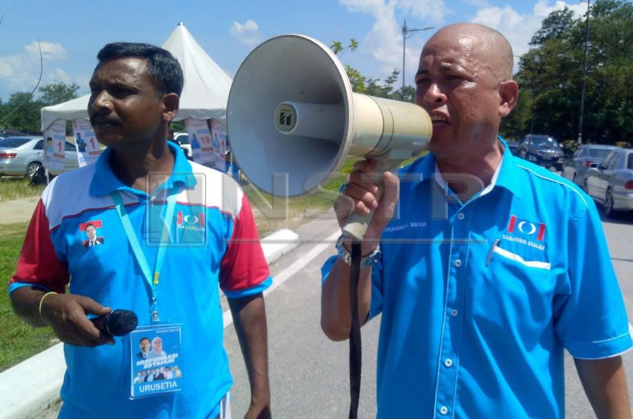 PENYELARAS Pemilihan PKR Cabang Tanjong Malim mengunakan pembesar suara di Pusat Pemilihan PKR Cabang Tanjung Malim. FOTO Rosman Shamsudin