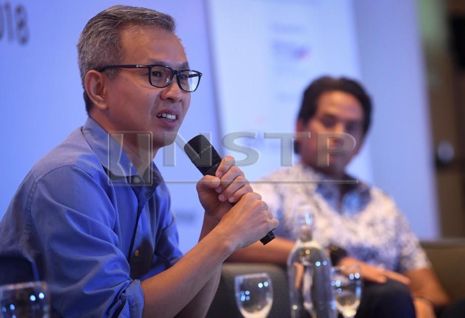 TONY Pua (kiri) bersama Khairy Jamaluddin ketika sesi Agenda Bajet sempena Forum Ekonomi Belia 2018. FOTO Bernama