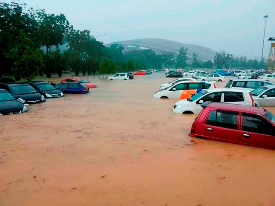Banjir kilat sekitar Stadium Shah Alam  Harian Metro