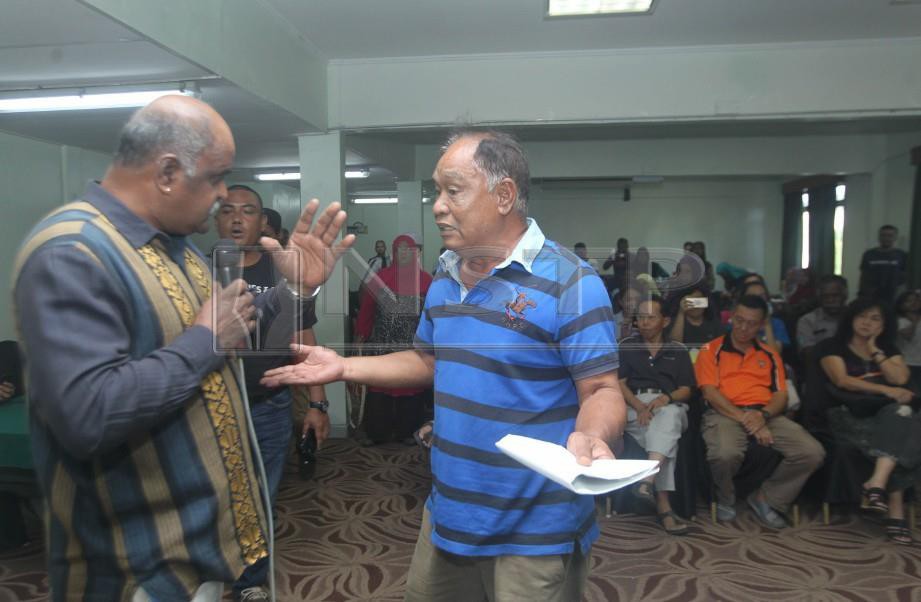 MD Raya meminta P Jayakumar (kiri) berhenti berucap dan memohon jaminan bila wang mereka akan dikembalikan. FOTO Muhd Asyraf Sawal