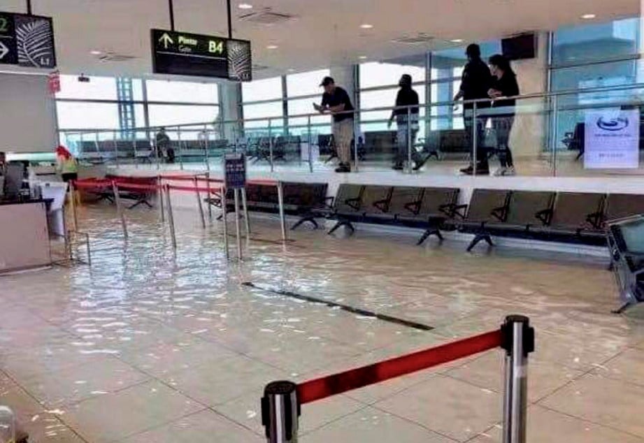 HUJAN lebat menyebabkan berlaku banjir kilat di ruang berlepas penumpang, Lapangan Terbang Antarabangsa Pulau Pinang (LTAPP), Bayan Lepas. FOTO ihsan pembaca