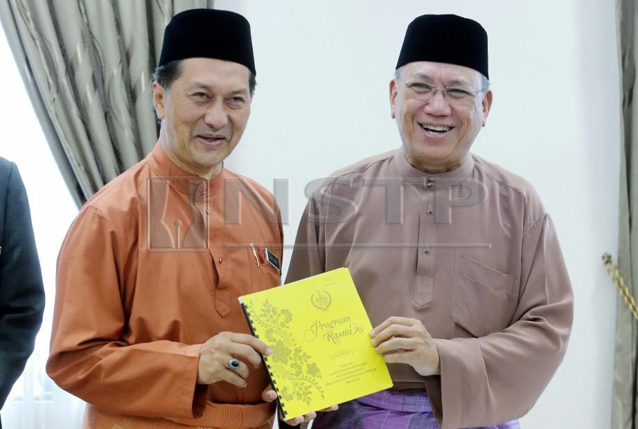 ZAHIDI (kanan) dan Setiausaha Kerajaan Negeri Perak, Zainal Azman Abu Seman menunjukkan buku progam rasmi Sambutan Ulang Tahun Keputeraan ke-62 Sultan Perak Sultan Nazrin Muizzuddin Shah. FOTO Abdullah Yusof