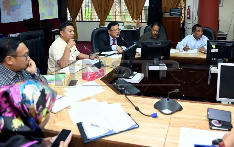 EDDIN Syazlee (tiga, kanan) pada mesyuarat Penyelarasan Pengendalian Bencana dan Banjir Kuala Pilah yang dipengerusikan oleh Pegawai Daerah Kuala Pilah Syahrul Nizam Saleh (dua, kiri). FOTO Bernama