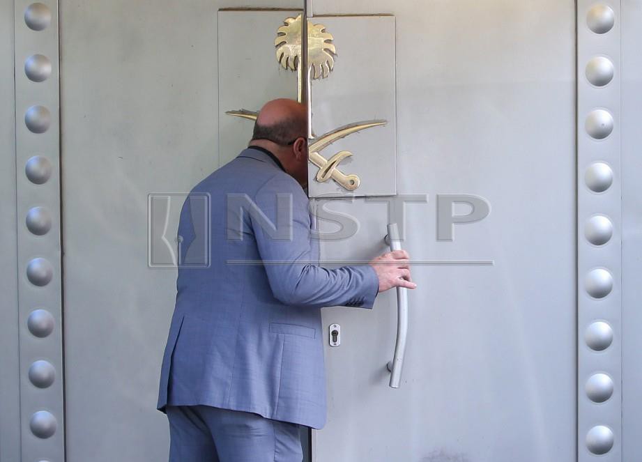 PEAGAWAI Arab Saudi membuka pintu ke Kedutaan Arab Saudi di Istanbul ad 7 Oktober 2018. FOTO EPA