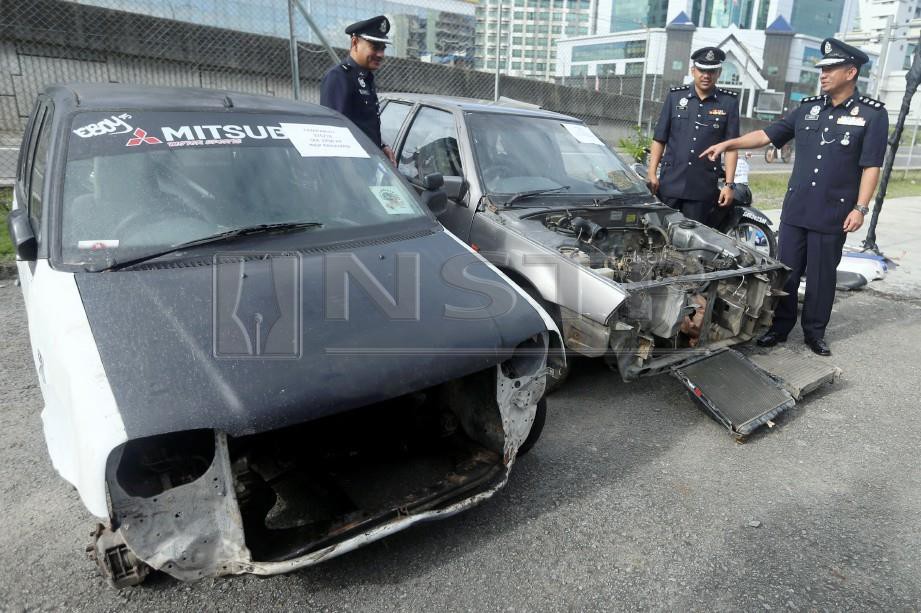 HABIBI (kanan) menunjukkan barang rampasan berkaitan kes curi kenderaan. FOTO Malai Rosmah Tuah