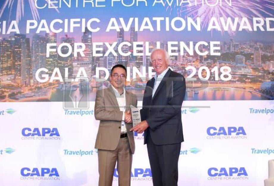 MD Derick (kiri) menerima anugerah ‘Asia Pacific Regional Airport of the Year 2018’ daripada Pengerusi Eksekutif CAPA, Peter Robinson. FOTO ihsan LTAS