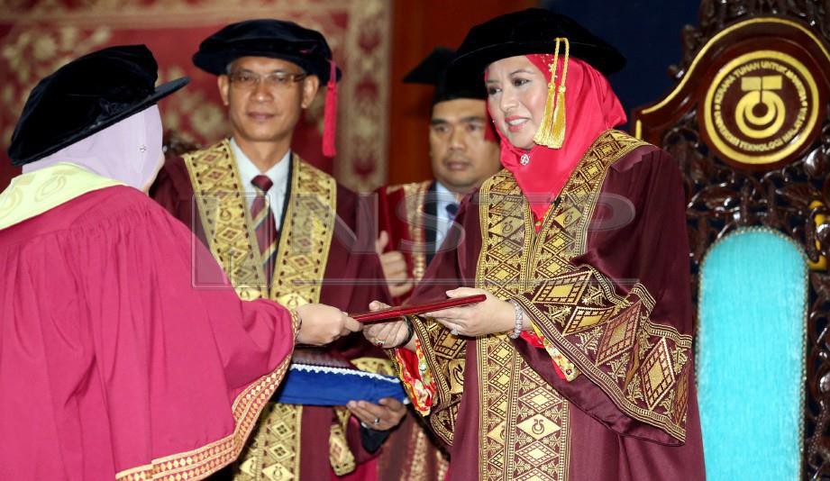 RAJA Zarith Sofiah menyampaikan Ijazah kepada graduan ketika majlis Konvokesyen Universiti Teknologi Malaysia. FOTO Mohd Azren Jamaludin