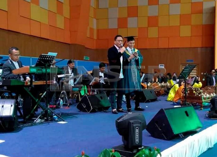RAHMAD Mega tampil menyanyikan lagu pada Majlis Konvokesyen Universiti Malaysia Pahang ke-13. FOTO ihsan UMP