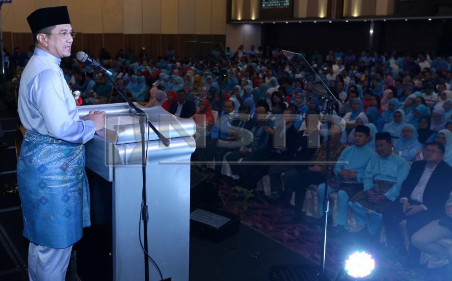 MOHAMED Azmin menyampaikan ucapan perasmian Kongres Nasional Tahunan Ketua Angkatan Muda KEADILAN (AMK) dan Wanita sempena Kongres KEADILAN ke-13, 2018. FOTO Mohd Yusni Ariffin