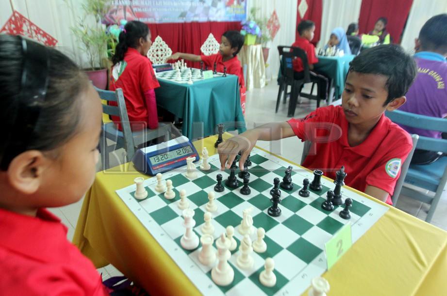 PELAJAR bermain catur pada Kejohanan Catur Komuniti Pelajar Orang Asli Peringkat Negeri di SK Buluh Nipis. FOTO Muhd Asyraf Sawal