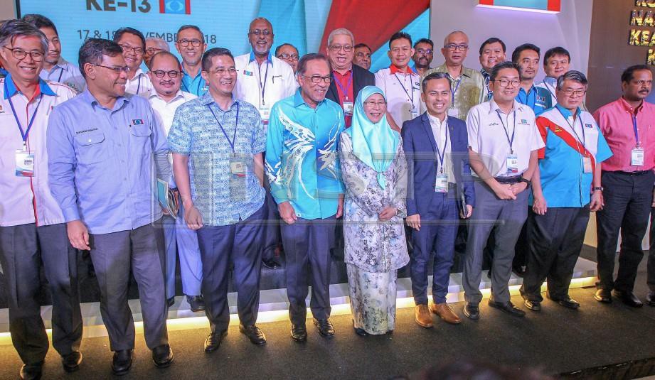 KETUA Umum PKR, Datuk Seri Anwar Ibrahim (depan, empat kiri) dan Wan Azizah (depan, lima kiri) bergambar dengan sebahagian ahli Majlis Pimpinan Pusat sesi 2015-2018. FOTO Luqman Hakim Zubir