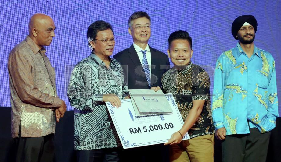 MOHD Shafie (dua kiri) menyampaikan Anugerah Utama KSPA bagi Bahasa Melayu kepada Junaidi (dua kanan) sempena Kinabalu Shell Press Awards 2018. FOTO Malai Rosmah Tuah