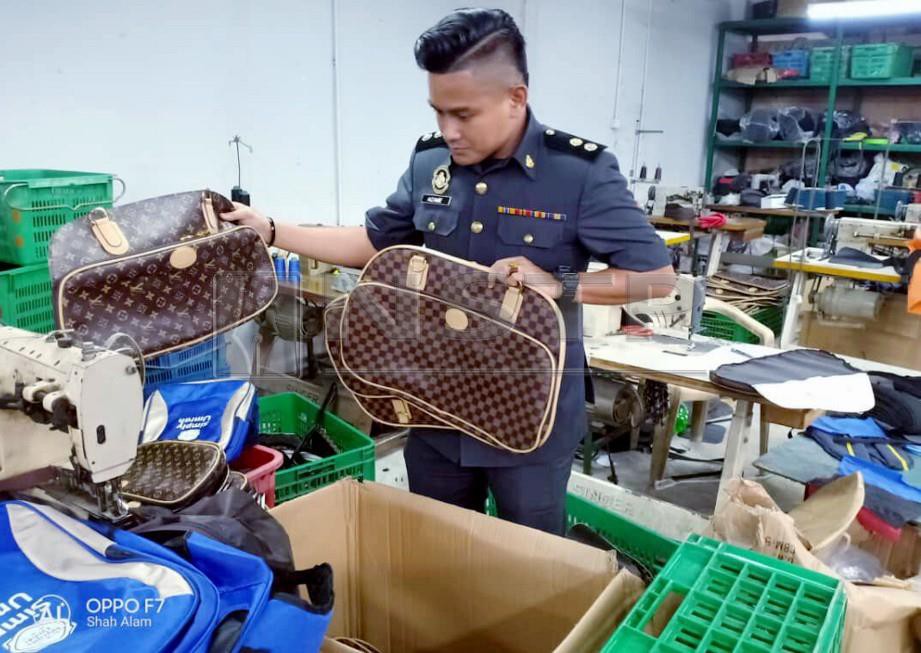 PIHAK KPDNHEP merampas beg tangan tiruan menggunakan jenama antarabangsa terkemuka sepert LV dan GUCCI dari kilang di Subang Jaya. 