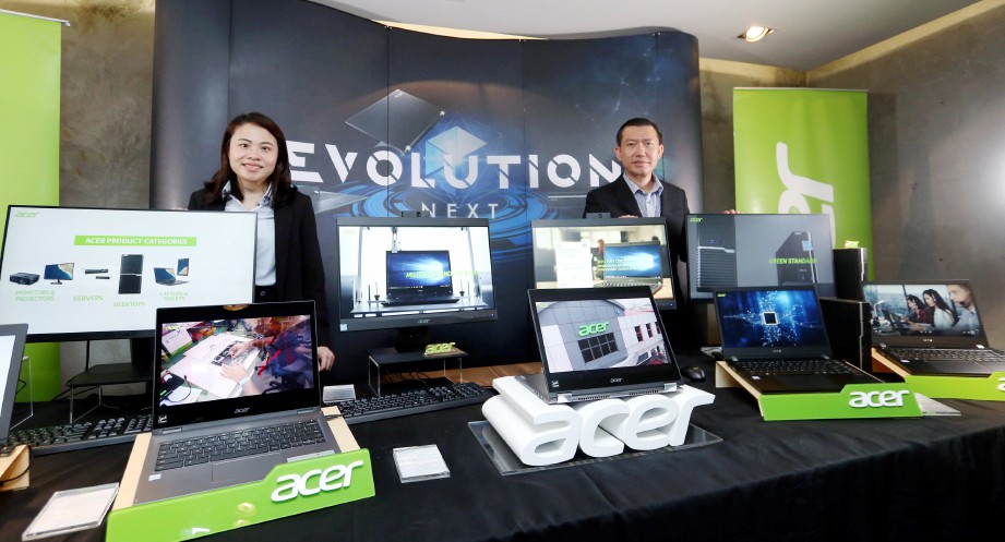 PENGURUS besar produk, penjualan dan pemasaran Acer Malaysia, Chan Weng Hong bersama Eksekutif Kanan Produk Acer Malaysia, Soo Yun Sin mendedahkan produk baru Acer. FOTO Halimaton Saadiah Sulaiman