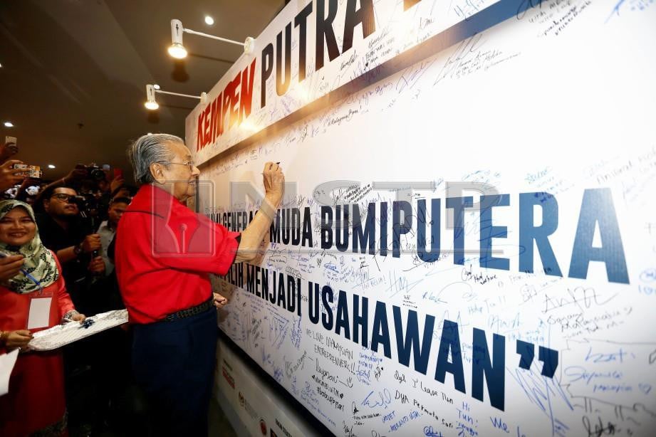 DR Mahathir menandatangani banner kempen Putra ketika merasmikan Himpunan Mahasiswa Graduan dan Profesional bersempena Karnival Pendidikan Kerjaya dan Usahawan Muda Bumiputera 2018. FOTO Roslin Mat Tahir
