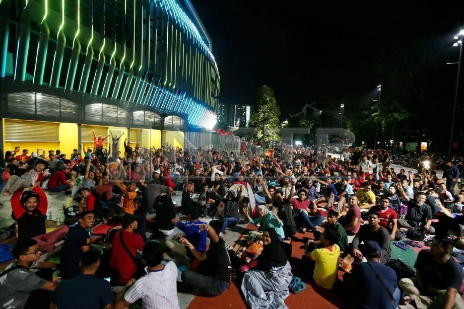 ORANG ramai berkumpul di Stadium Nasional Bukit Jalil untuk mendapat tiket perlawanan akhir Piala AFF 2018. FOTO Zunnur Al Shafiq 